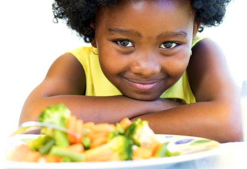 Criança comendo saúdavel